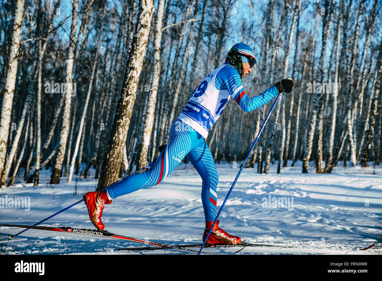 Jeune skieur vue côté bouleaux hiver athlète course de sprint en style classique au cours du championnat de France en contre-temps Banque D'Images