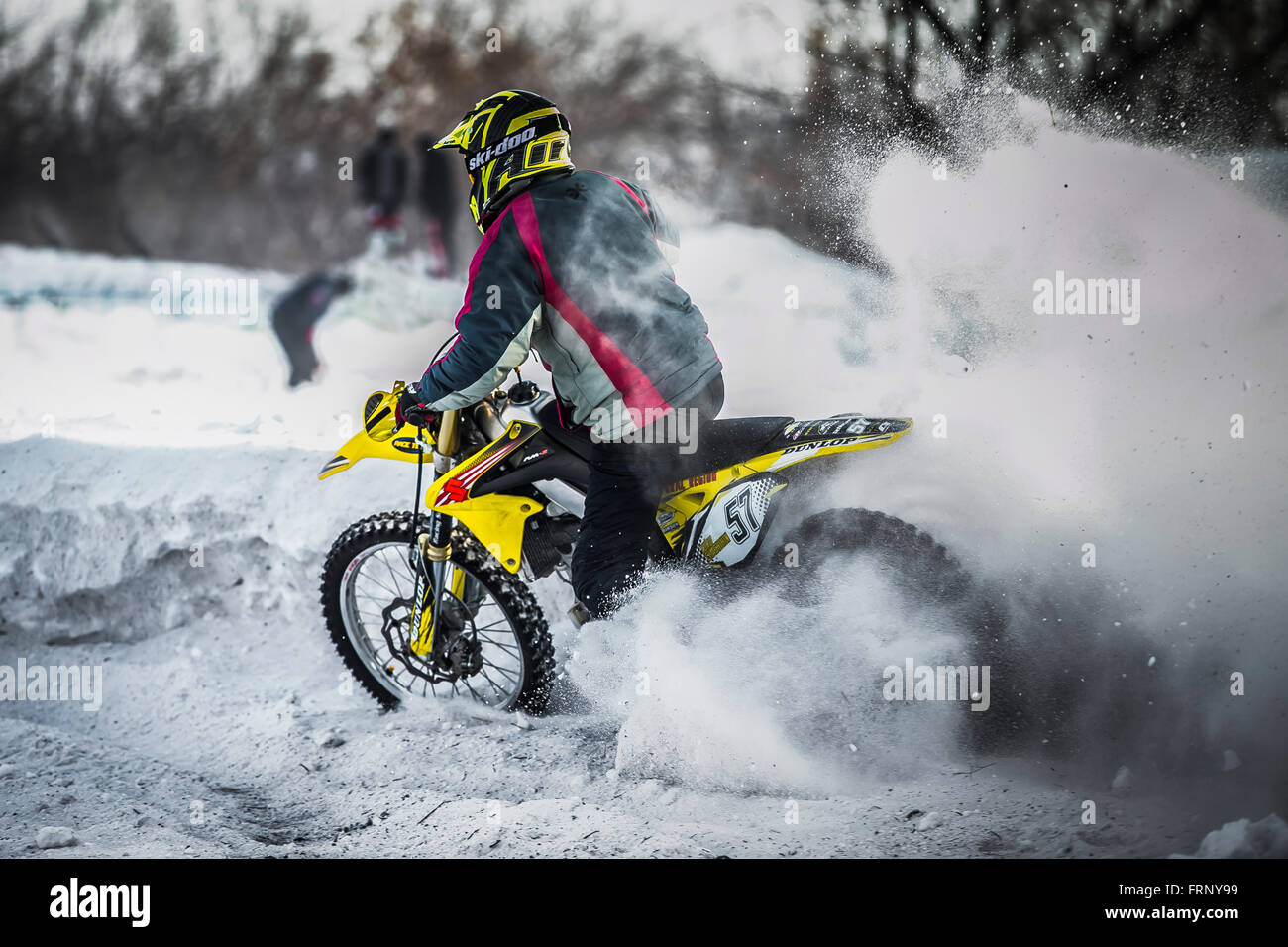 Racer sur une moto à tour de roues en un jet de la neige et de la boue  pendant l'hiver la Coupe du motocross Photo Stock - Alamy