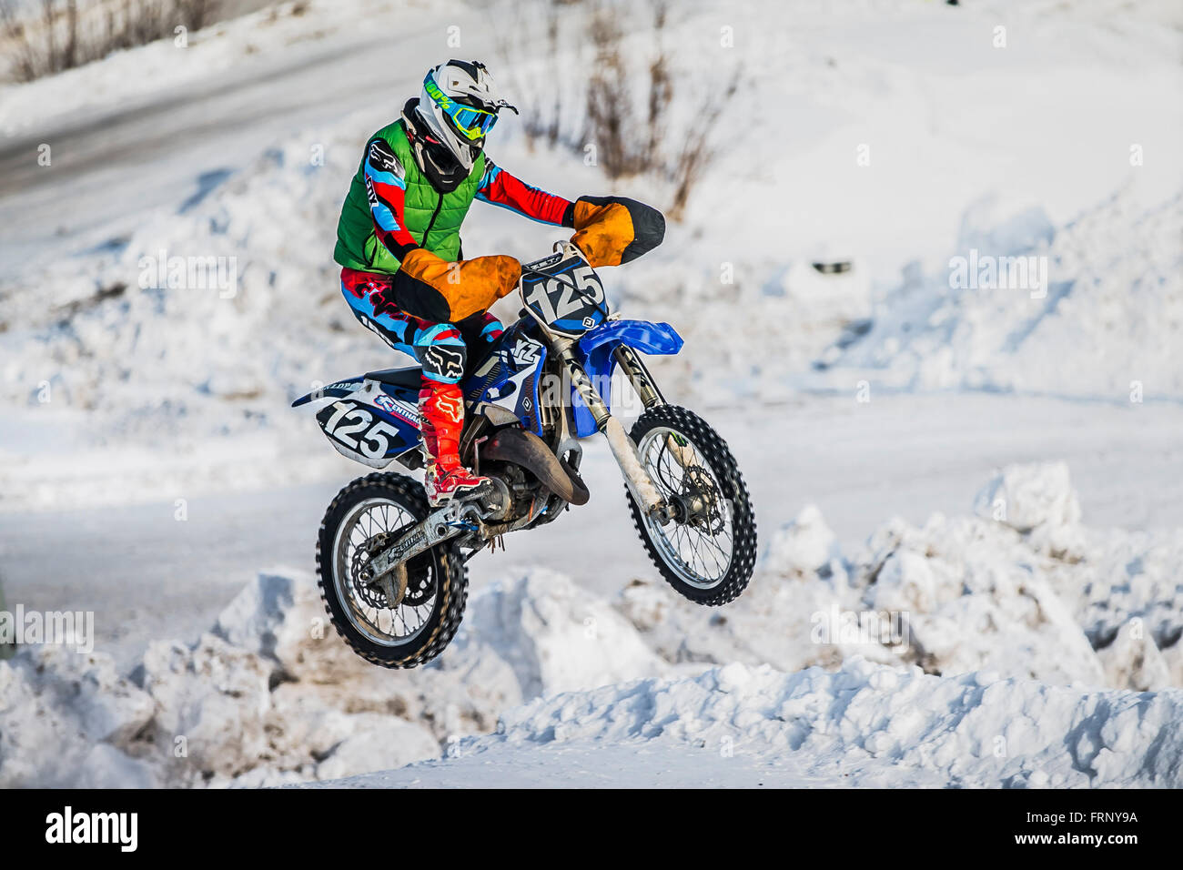 Jump racer sur une moto sur la colline de neige pendant l'hiver la Coupe du  motocross Photo Stock - Alamy