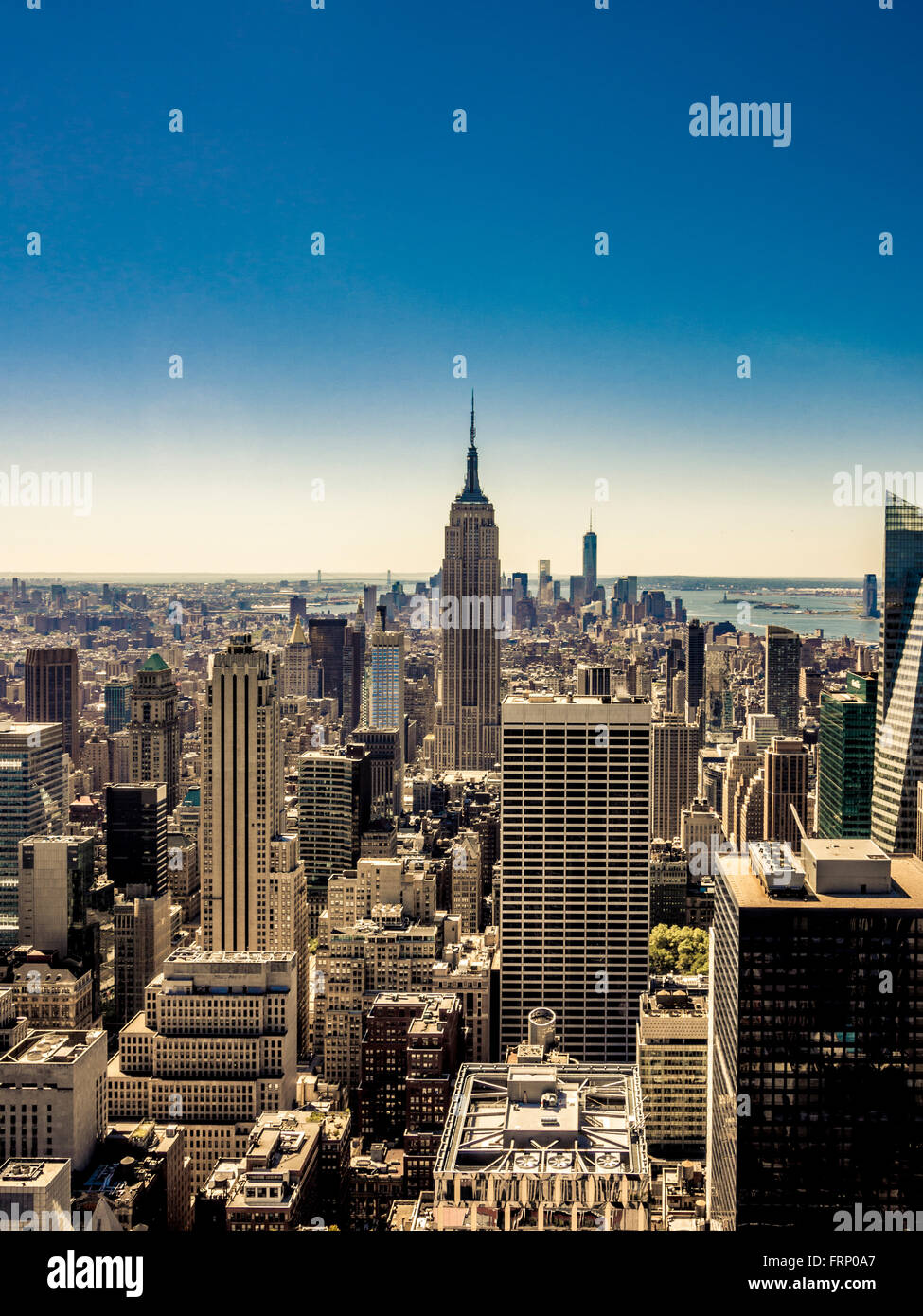 L'Empire State Building, New York City, USA, vu à partir de la plate-forme d'observation du Rockefeller Center (Haut de la roche). Banque D'Images