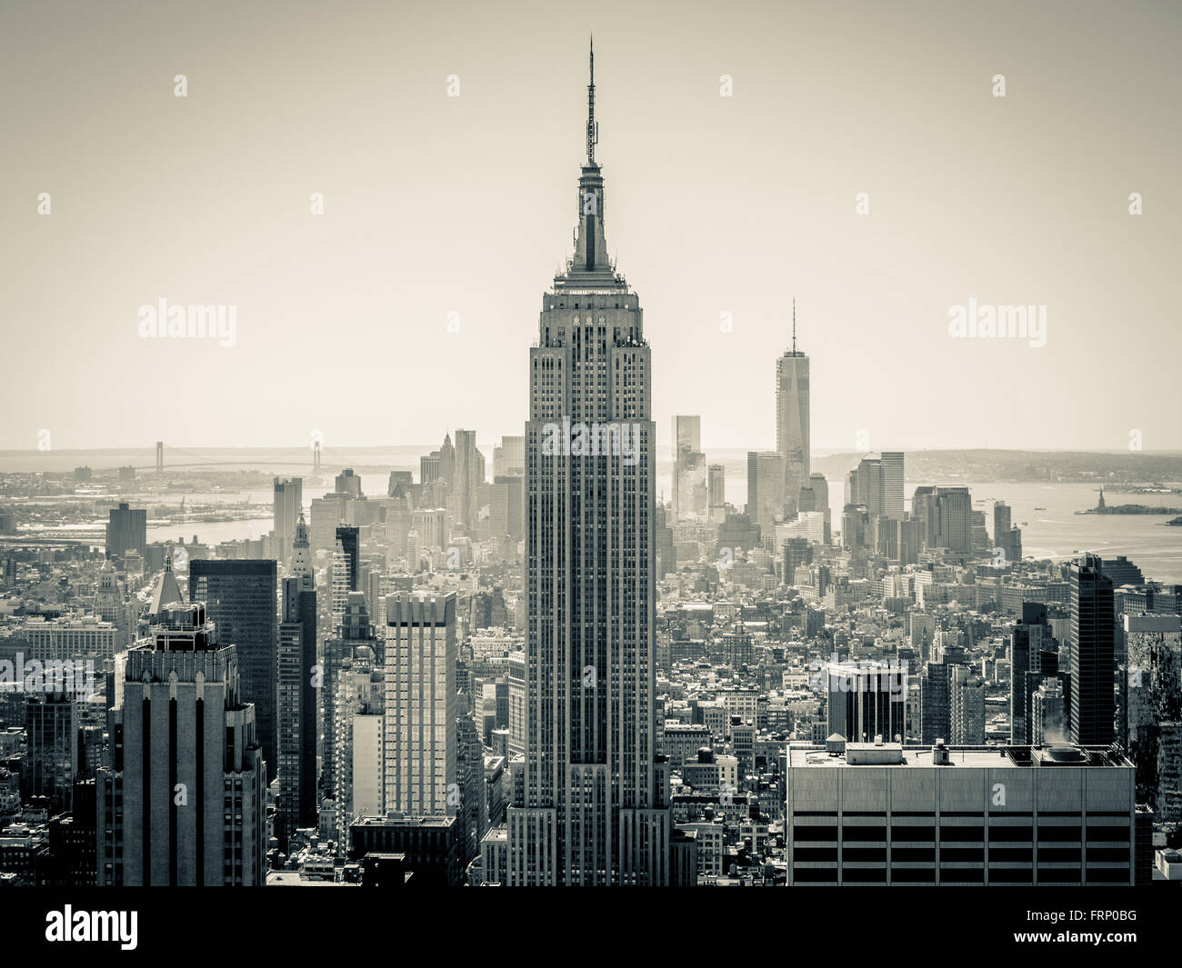 L'Empire State Building, New York City, USA, vu à partir de la plate-forme d'observation du Rockefeller Center (Haut de la roche). Banque D'Images