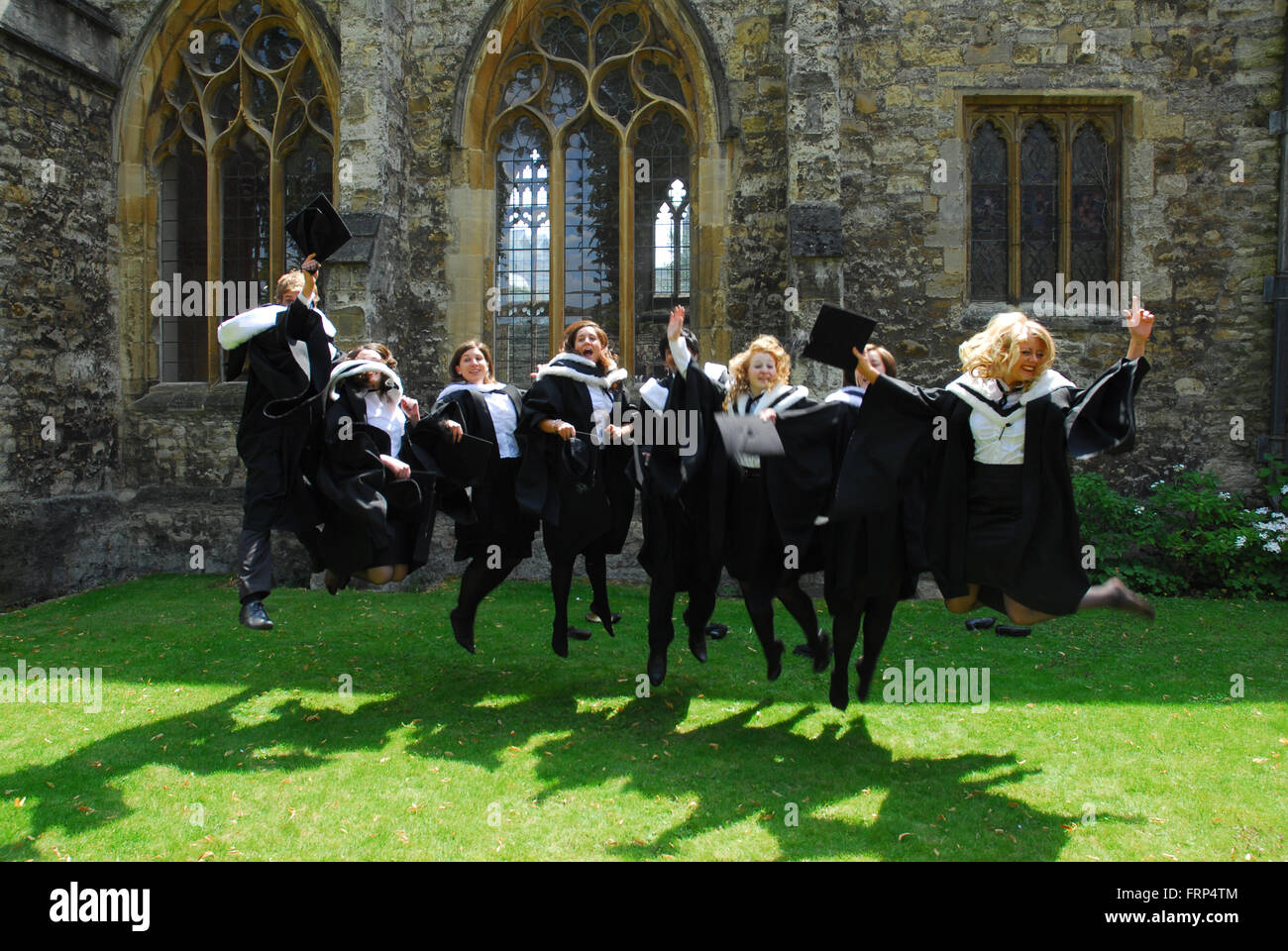 Sauter de joie - l'obtention du diplôme d'Oxford Banque D'Images