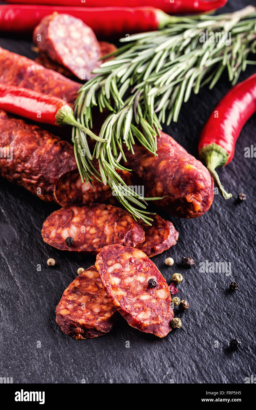 La saucisse Chorizo. Chorizo traditionnel espagnol, à l'aide de fines herbes, l'ail, le poivre et le piment. Une cuisine traditionnelle. Banque D'Images