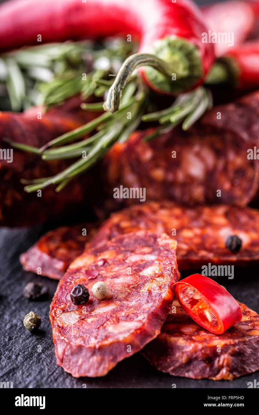 La saucisse Chorizo. Chorizo traditionnel espagnol, à l'aide de fines herbes, l'ail, le poivre et le piment. Une cuisine traditionnelle. Banque D'Images