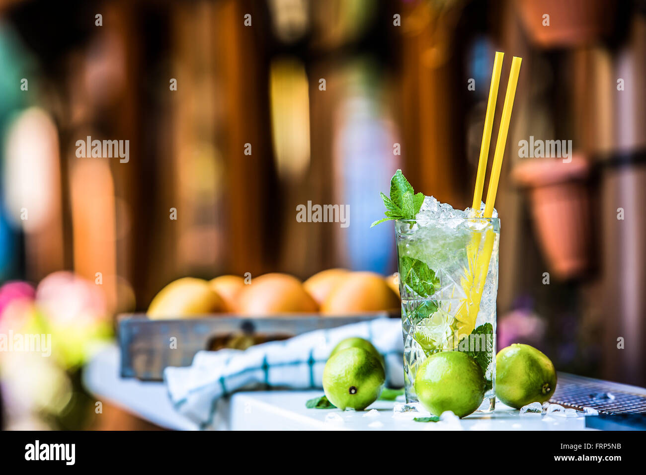 Mojito. Mojito cocktail. Verre à cocktail sur le comptoir du bar en plein air. Boisson alcoolisée. Banque D'Images