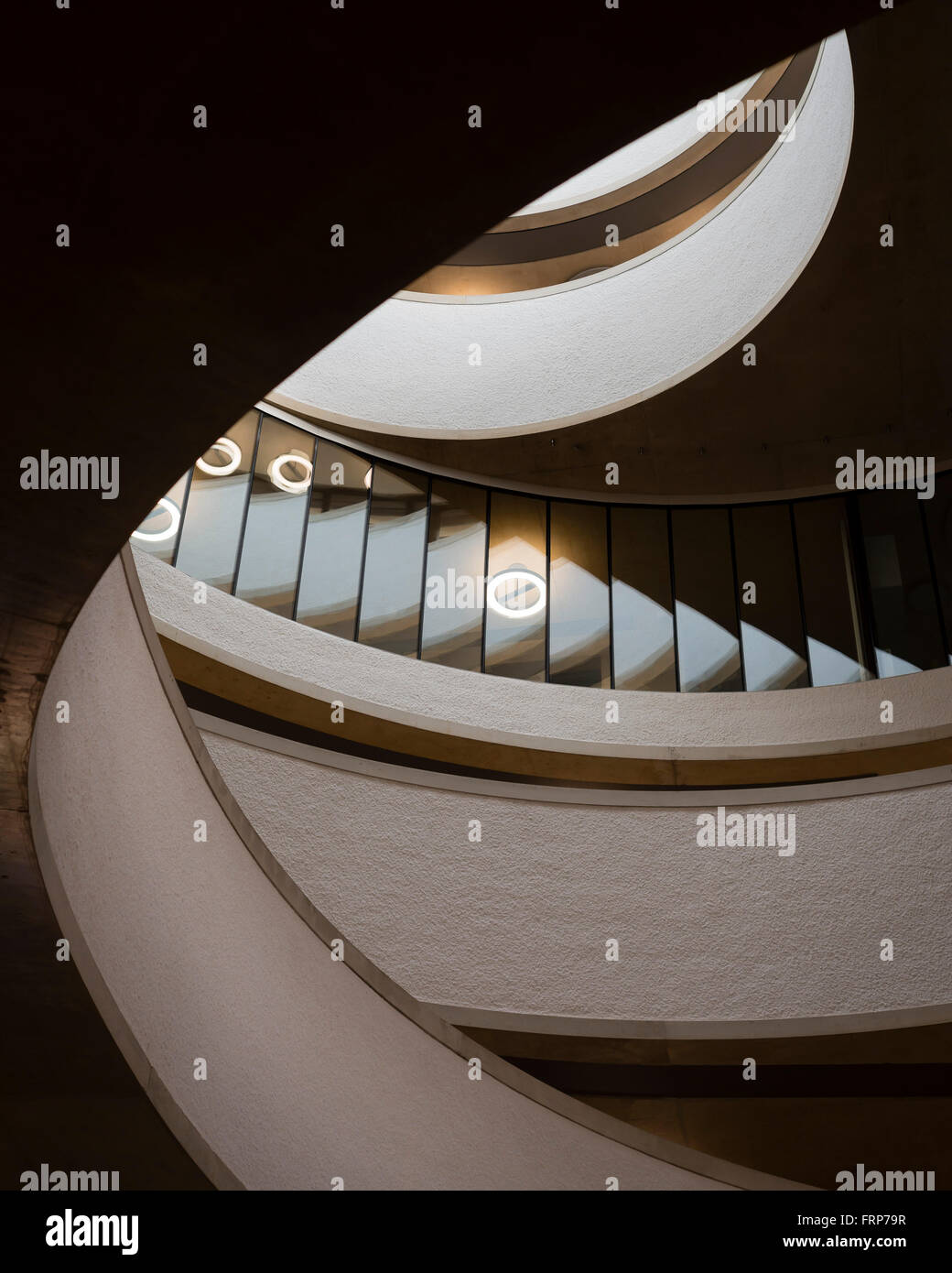 Détail de l'escalier en spirale. La Blavatnik School of Government de l'Université de Oxford, Oxford, Royaume-Uni. Architecte Banque D'Images