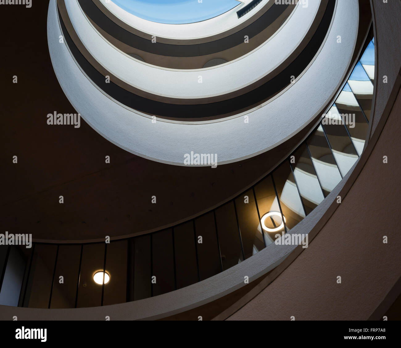 Détail de l'escalier en spirale. La Blavatnik School of Government de l'Université de Oxford, Oxford, Royaume-Uni. Architecte Banque D'Images