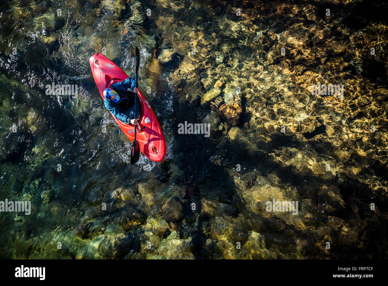 Kayak à travers une rivière claire au Portugal Banque D'Images