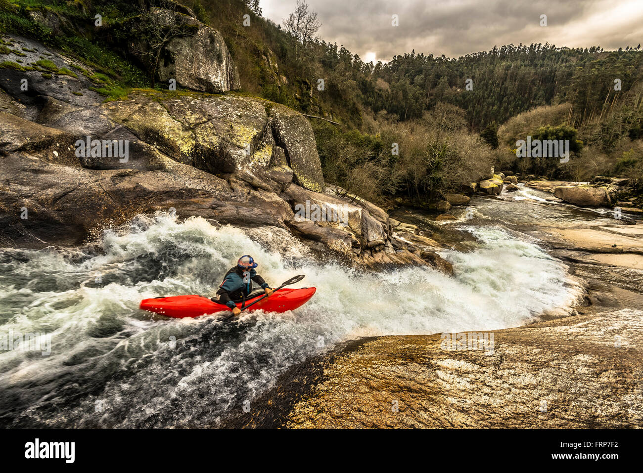 Kayak en eau vive en Espagne Banque D'Images