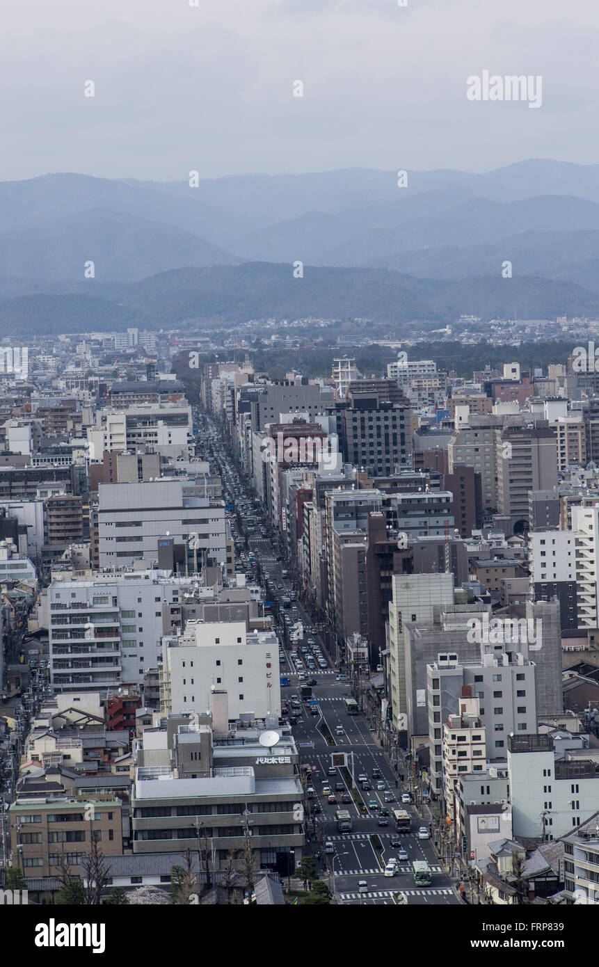 Vue de la Tour de Kyoto Karasuma bas Street et le nord de la ville avec le trafic passant par dans la rue ci-dessous Banque D'Images