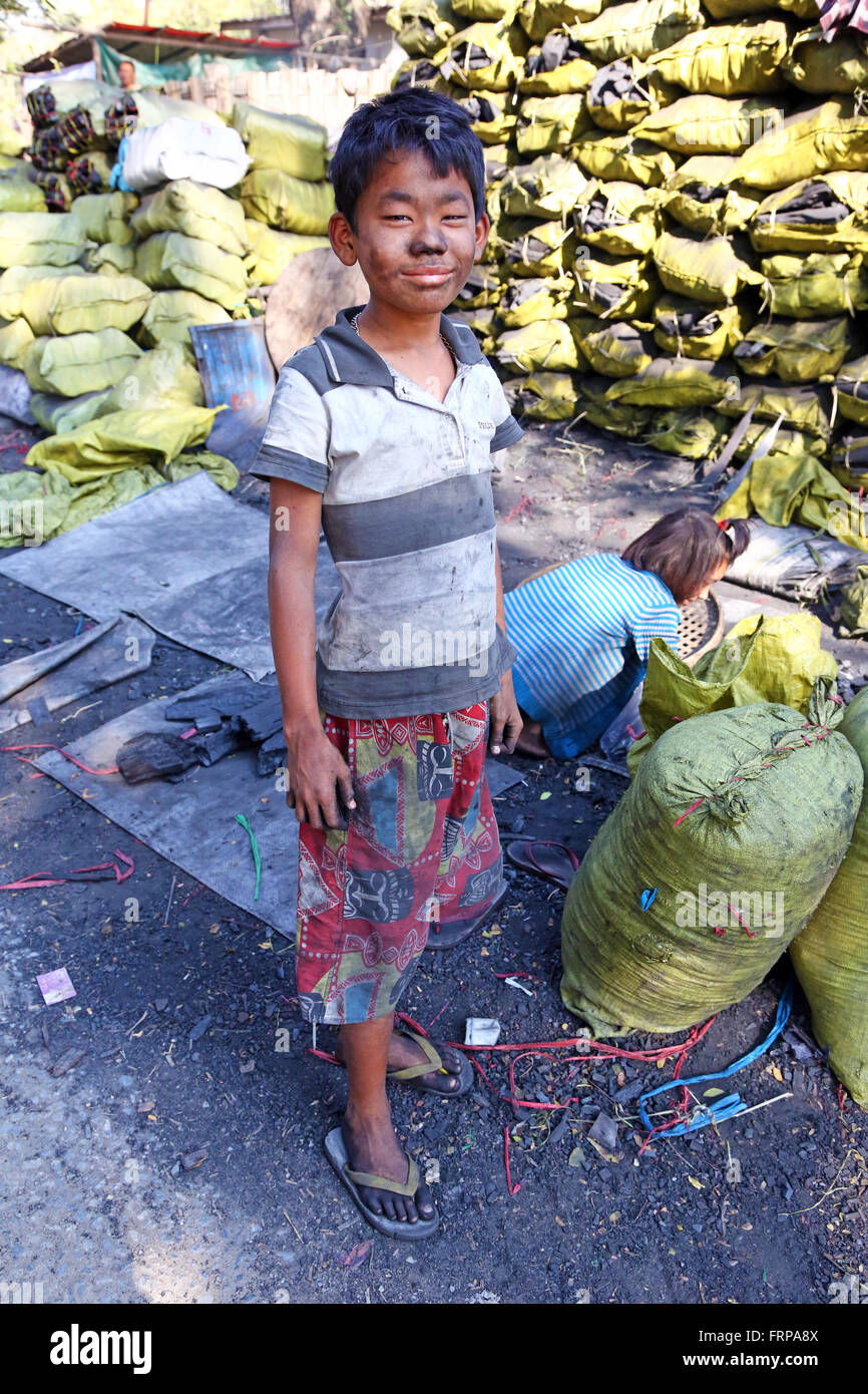 Les enfants et la collecte de charbon de bois dans Amarapura, Mandalay, Myanmar (Birmanie) Banque D'Images