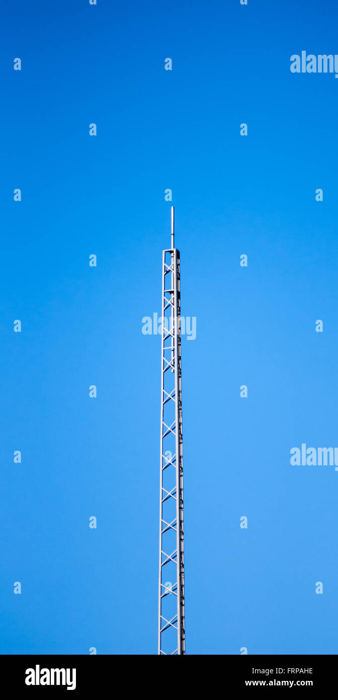 Metal simple antenne sur ciel bleu clair. Banque D'Images