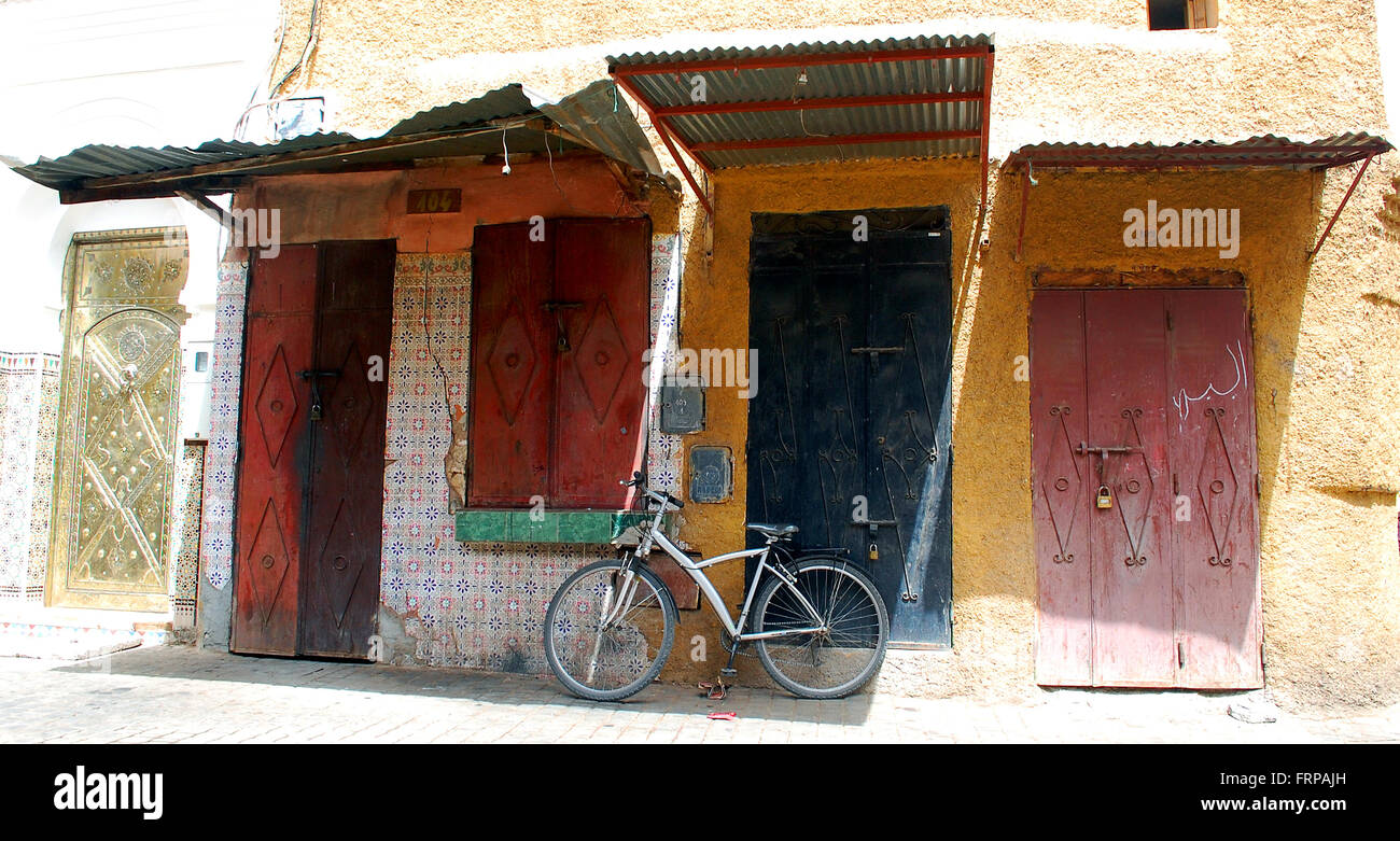 Portes anciennes dans une ruelle marocaine avec un vélo Banque D'Images