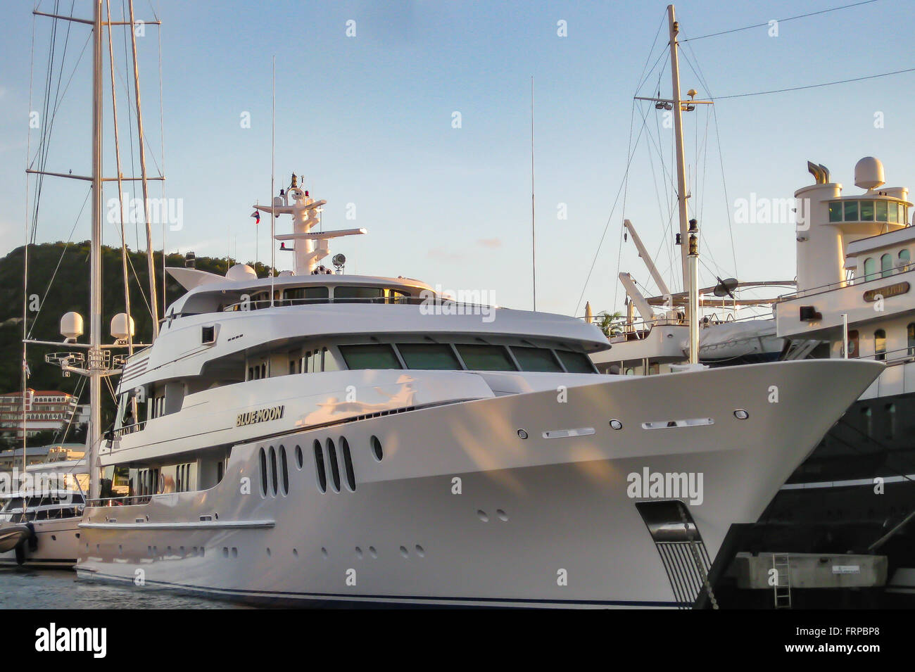 Un yacht de luxe dans le port sur l'île de St Martin, dans les Caraïbes. Ces bateaux sont souvent en location à la semaine ou mois Banque D'Images