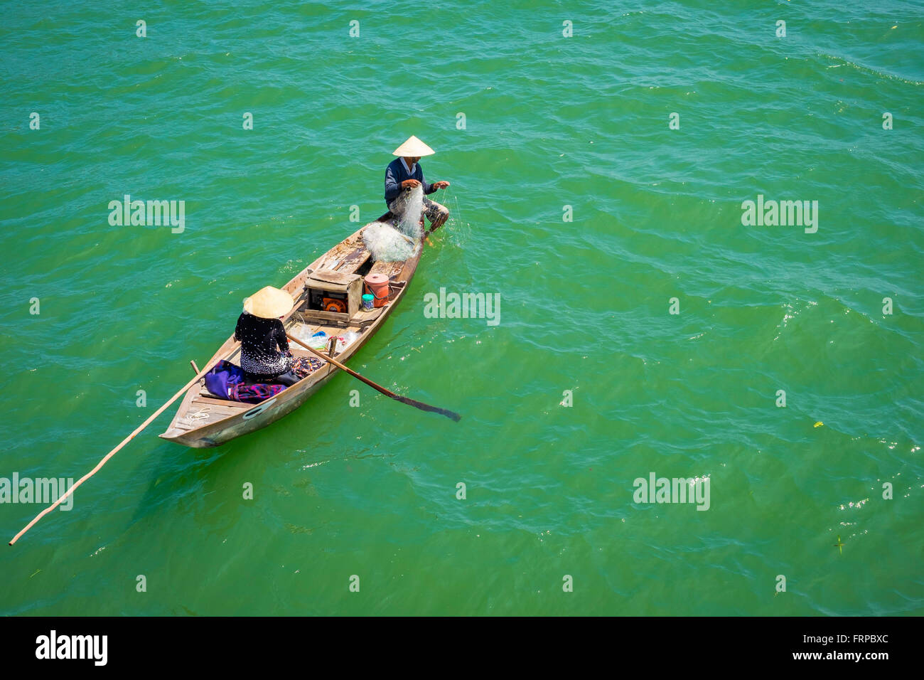 Homme vietnamien la pêche sur la rivière Thu Bon, Hoi An, Vietnam Banque D'Images