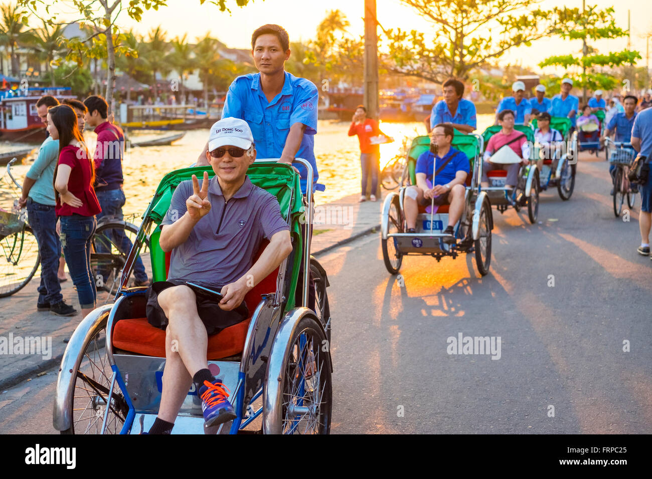 Les touristes sur un cyclo tour de l'ancienne ville de Hoi An Banque D'Images