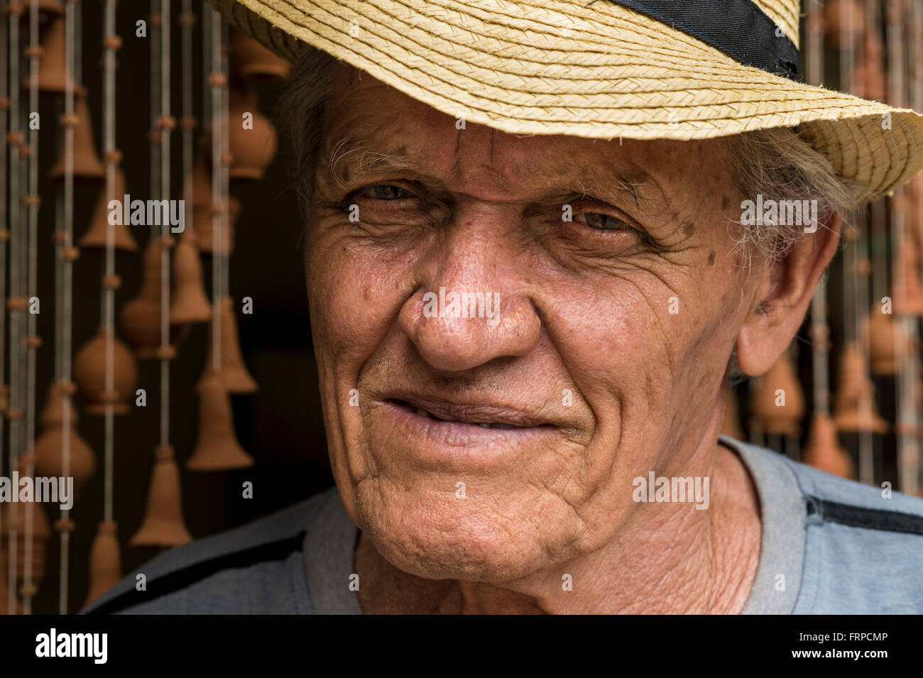 Portrait de Daniel 'Chichi' Santander cubains, potter à son atelier El Cervantes Casa chichi. Trinidad, Sancti Spiritus, Cuba. Banque D'Images