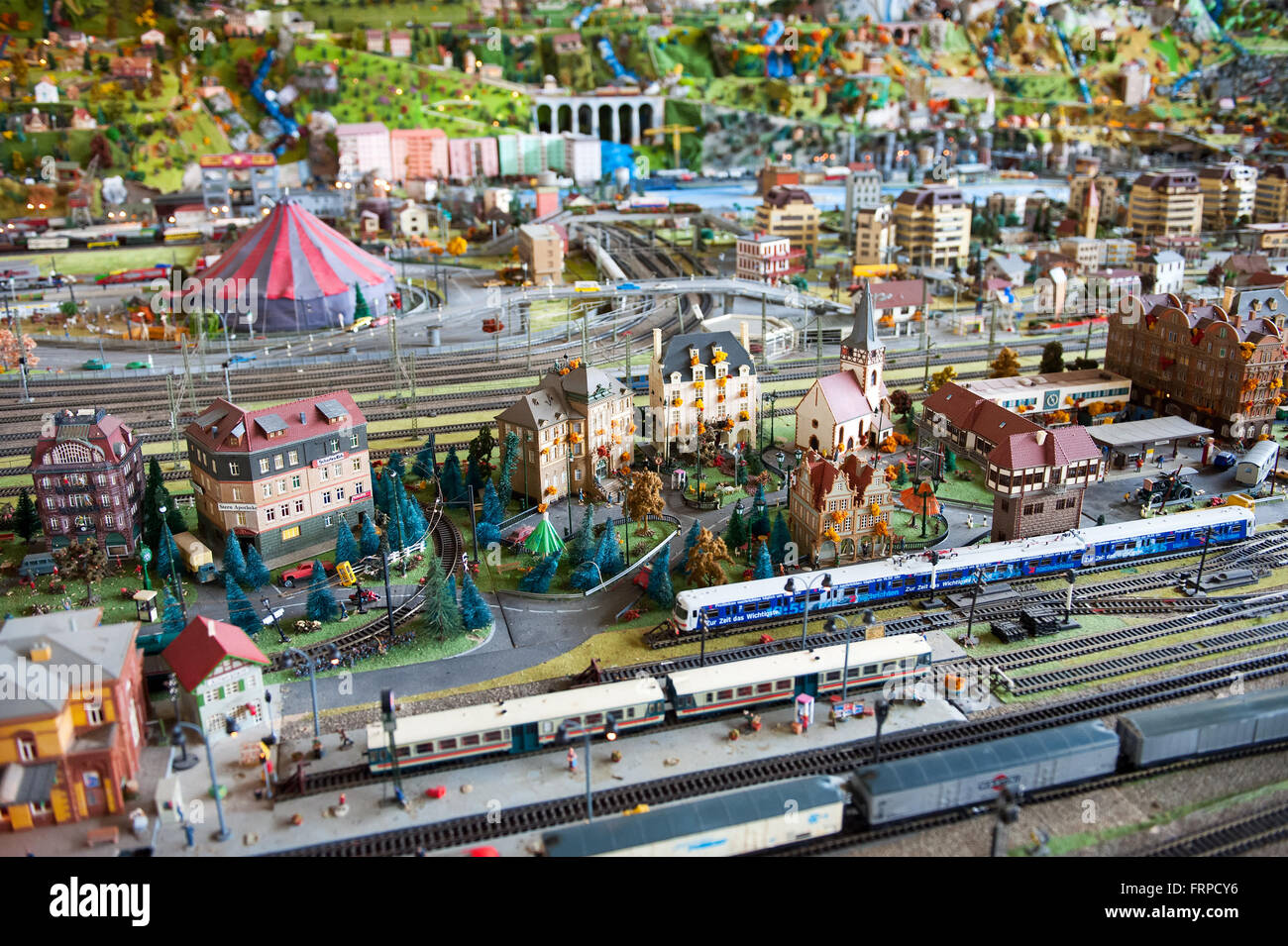 Electric model railroad afficher avec différents trains de voyageurs, les bâtiments et autres paysage Banque D'Images