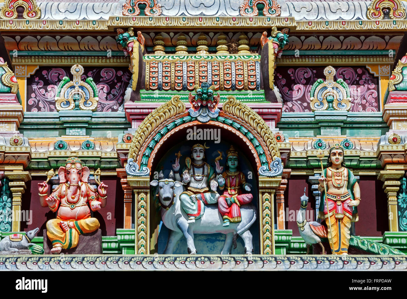 Détail, temple hindou décoré de dieux à Curepipe, Ile Maurice Banque D'Images