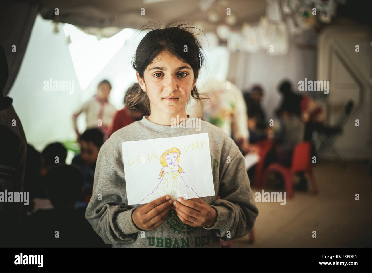 Idomeni sur le camp de réfugiés de la frontière Grèce Macédoine, traumatisé, fille de l'Afghanistan, 12 ans, dans le jeu tente, Idomeni Banque D'Images