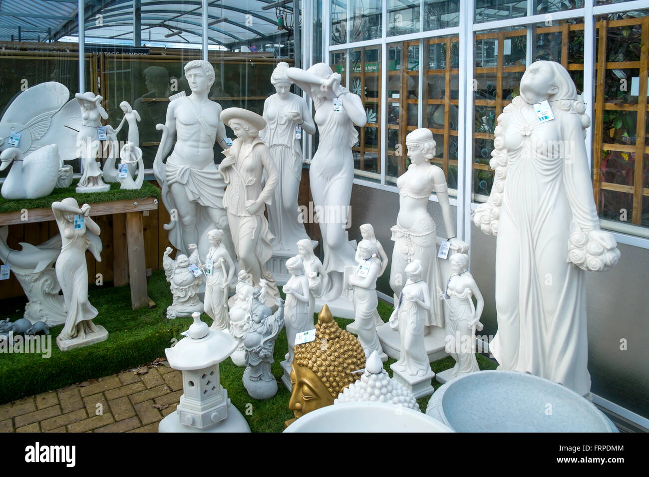 Une collection de statues de jardin Ornement à vendre dans un centre de jardin Banque D'Images Une collection de statues de jardin Ornement à vendre dans un centre de jardin Banque D'Images