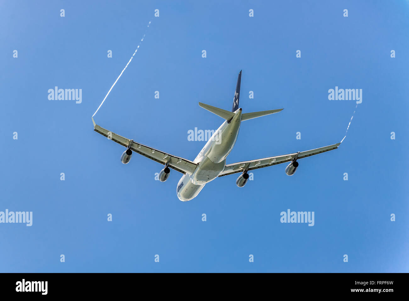 L'avion Airbus A340-313 Lufthansa décollant de l'aéroport international Sir Seewoosagur Ramgoolam (MRU) Banque D'Images