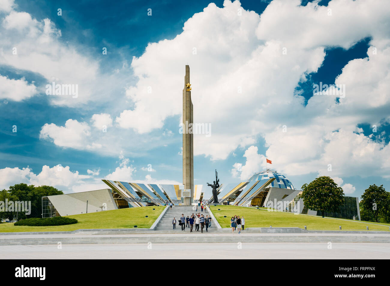 MINSK, BELARUS - 2 juin 2015 : Monument près du bâtiment du musée de Biélorussie La Grande Guerre Patriotique à Minsk, Bélarus Banque D'Images