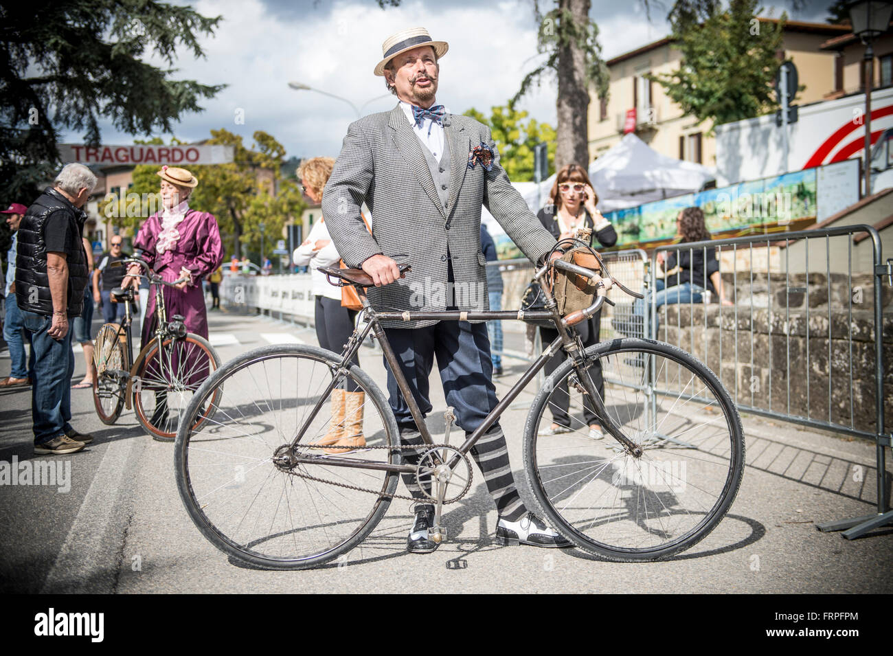 Un homme élégant habillé de style vintage. L'Eroica est une épreuve cycliste qui se déroule depuis 1997 dans la province de Sienne avec les routes qui se produisent essentiellement sur des chemins de terre avec des vélos vintage. Habituellement, il a tenu le premier dimanche d'octobre. Banque D'Images