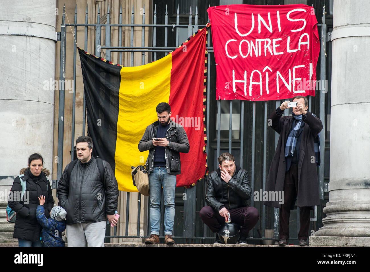 Bruxelles, Belgique. Mar 23, 2016. Un drapeau national belge et une bannière qui se lit 'Unis contre la haine" (Unis contre la haine) photographié à la bourse à la place de la Bourse à Bruxelles, Belgique, 23 mars 2016. Au moins 30 personnes ont été tuées et plus de 180 ont été blessées lors d'une nouvelle série d'attaques terroristes qui ont secoué Bruxelles, Belgique, le 22 mars 2016. Photo : FEDERICO GAMBARINI/dpa/Alamy Live News Banque D'Images