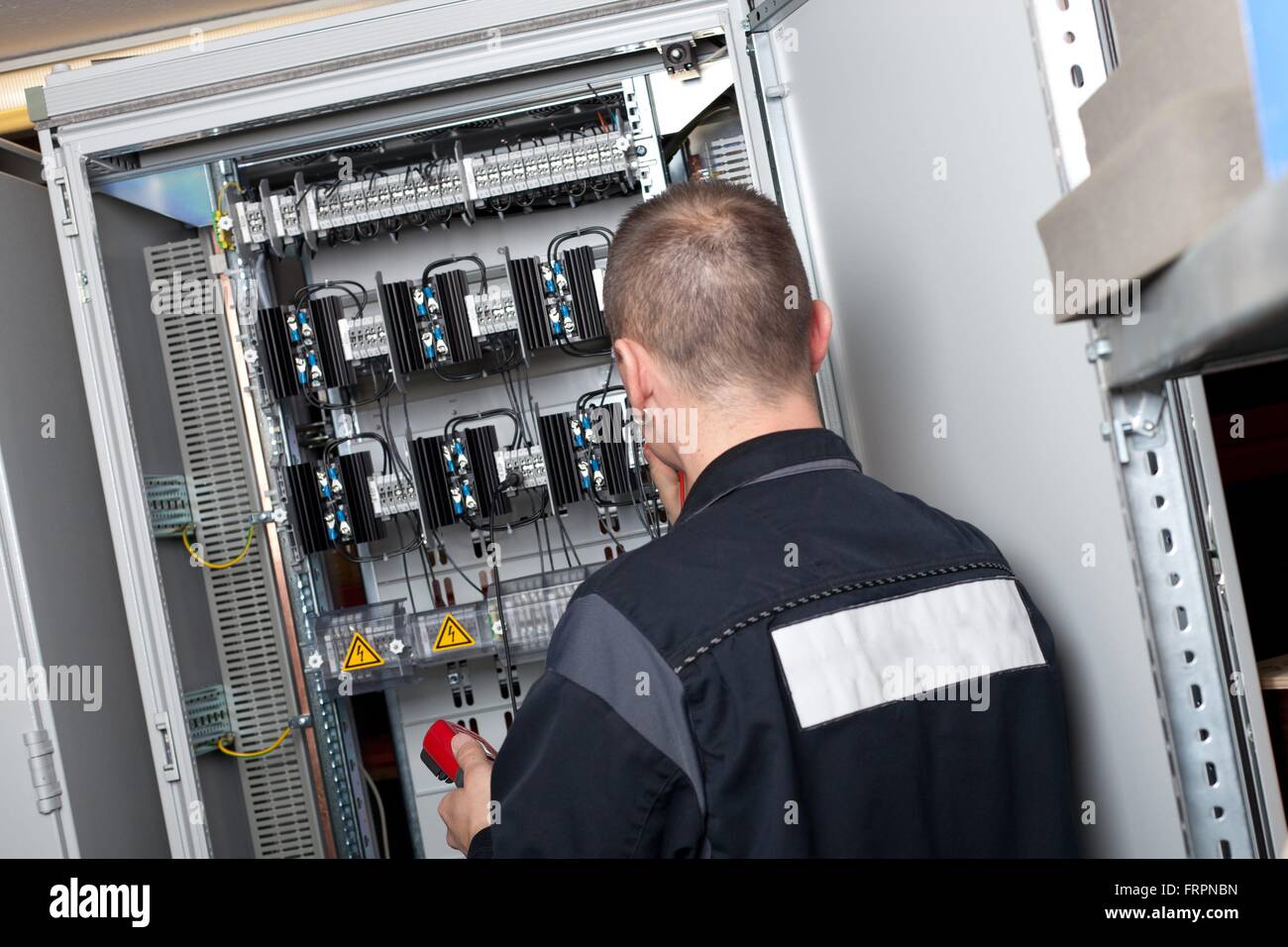 Ce faisant, le travail d'électricien service photo : 2013, 26 février. Banque D'Images