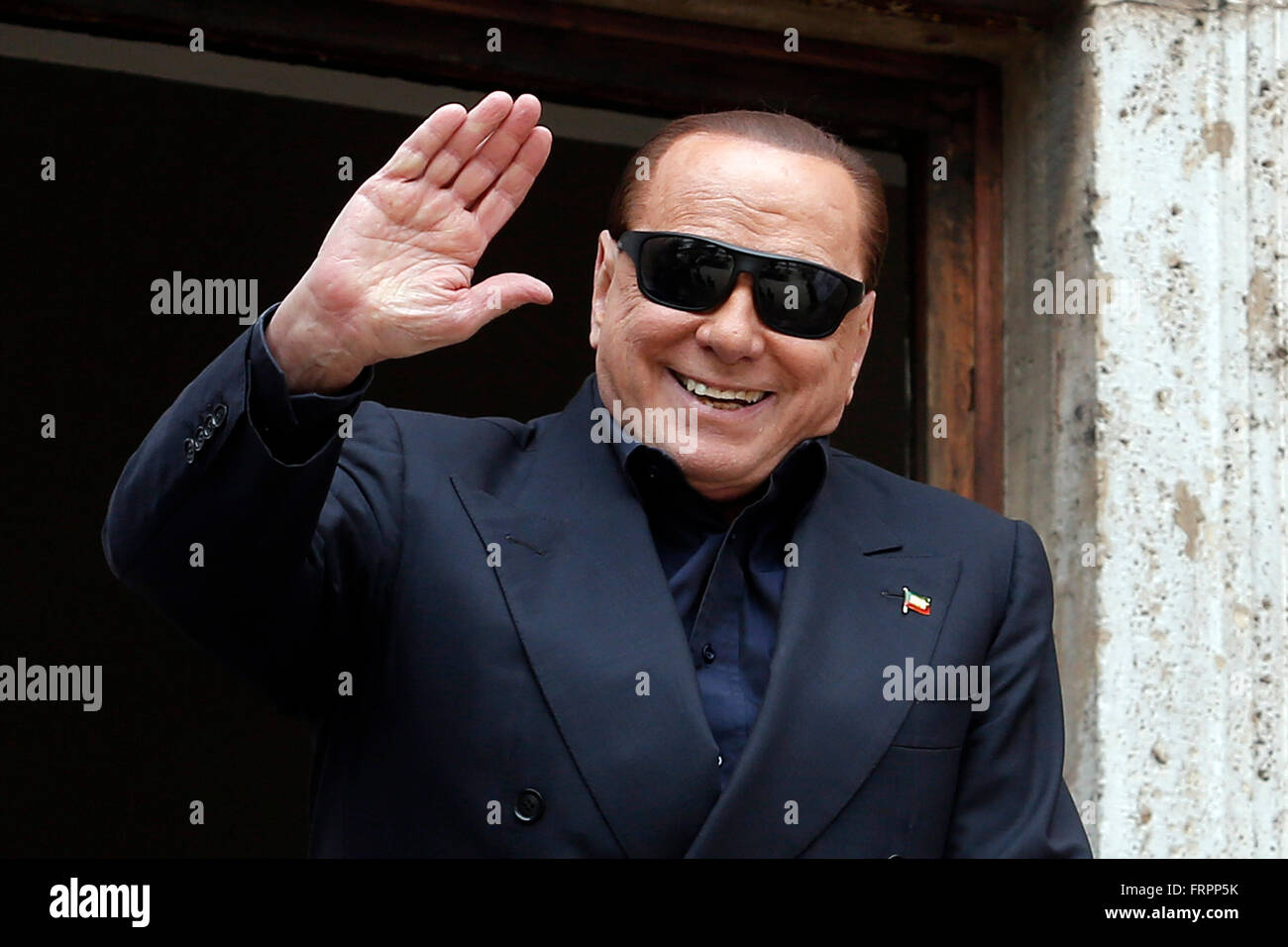 Rome, Italie. 23 mars, 2016. Silvio Berlusconi portant des lunettes de  soleil en raison d'une opération Rome 23e Mars 2016. L'ex Premier ministre  italien visite le siège social de Forza Italia pour