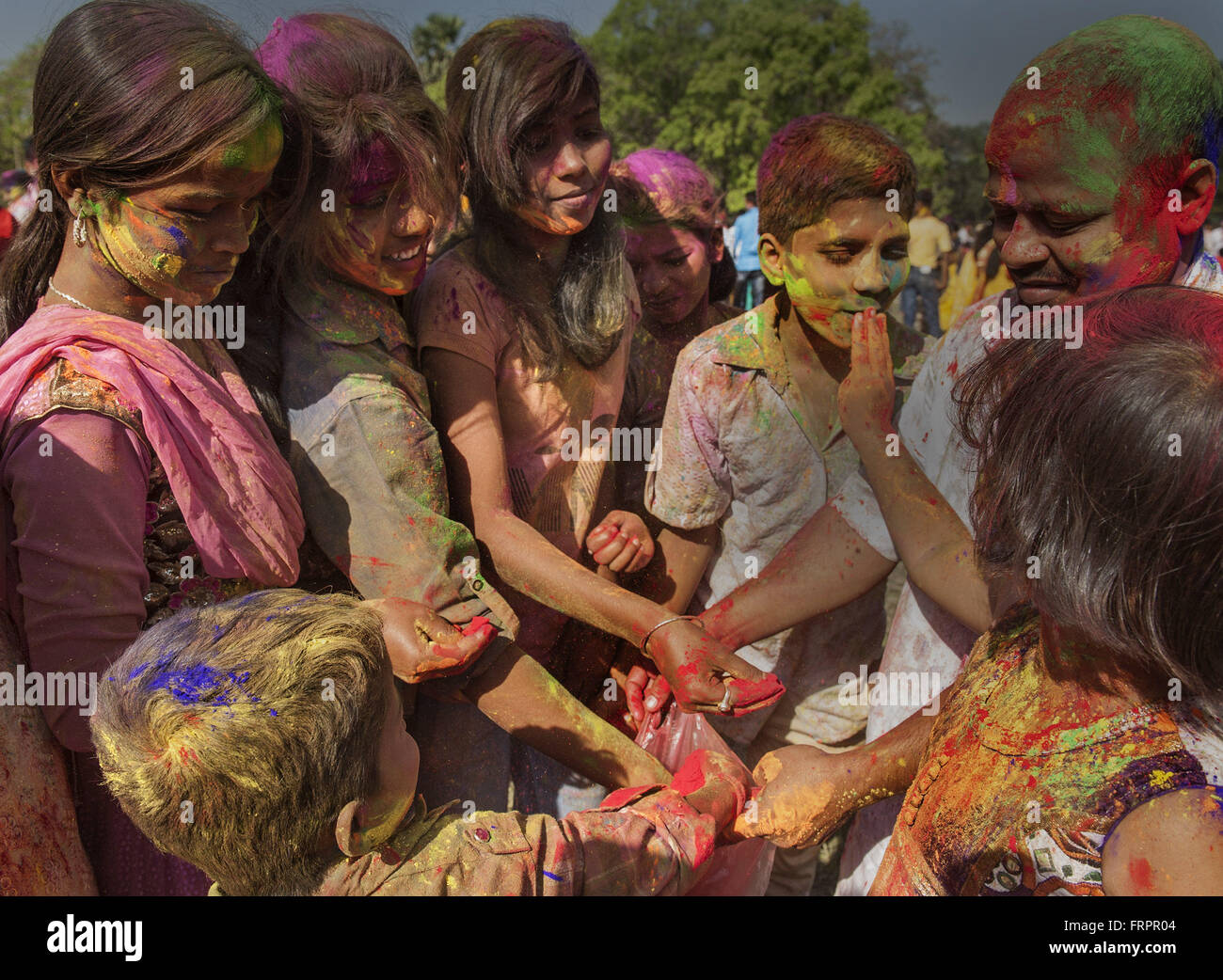 Kolkata, l'état indien du Bengale occidental. Mar 23, 2016. Les Indiens célèbrent le festival de Holi à Shantiniketan, quelque 163 km de Calcutta, capitale de l'Est de l'état indien du Bengale-occidental, le 23 mars 2016. Holi, aussi appelé le festival du printemps, est une fête hindoue observée en Inde à la fin de saison d'hiver le dernier jour de pleine lune du mois lunaire, qui tombe généralement sur la fin février ou mars. Credit : Tumpa Mondal/Xinhua/Alamy Live News Banque D'Images