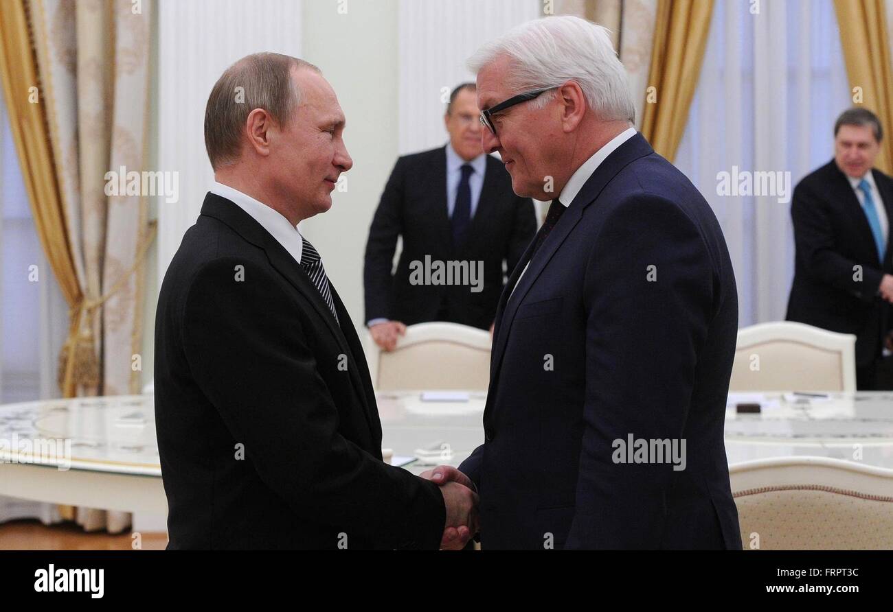 Le président russe Vladimir Poutine se félicite le ministre allemand des affaires étrangères, Frank-Walter Steinmeier avant leur réunion bilatérale au Kremlin, le 23 mars 2016 à Moscou, Russie. Banque D'Images