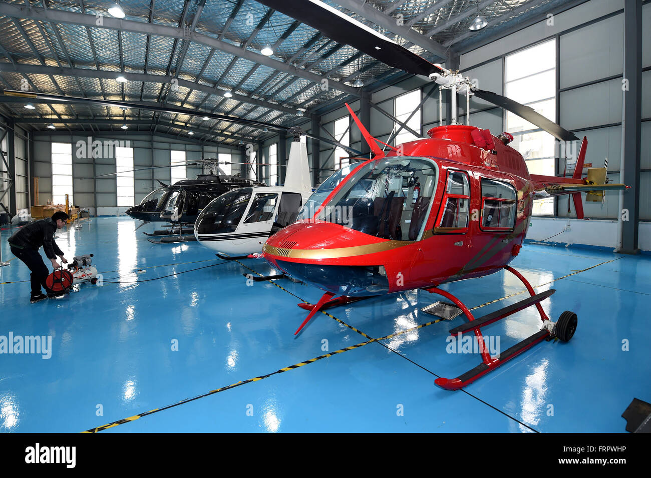 Ningbo, province de Zhejiang en Chine. Mar 23, 2016. Des hélicoptères pour la vente sont stationnés au centre de Shanghai de Yida Aero dynamique générale Tech. Company (GDAT), un aéronef général magasin 5S, à la zone portuaire sous douane Meishan à Ningbo, province de Zhejiang en Chine orientale, le 23 mars 2016. L'aéronef magasin 5S, qui a été inaugurée le 8 avril 2015, a vendu 88 hélicoptères par ici. Le magasin fournit plus de 20 types d'hélicoptères avec prix de vente entre 3 à 100 millions de yuans (1,38 millions de dollars US 461,400-15). Credit : Huang Zongzhi/Xinhua/Alamy Live News Banque D'Images