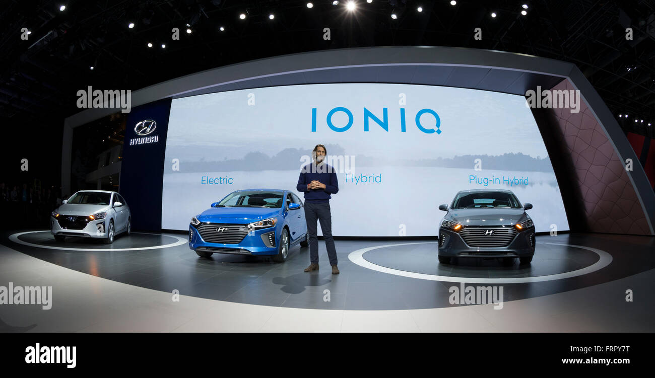 New York, USA. 23 mars, 2016. David de Rothschild 2017 Hyundai IONIQ voiture hybride dévoilement au New York International Auto Show à Jacob Javits Center Crédit : lev radin/Alamy Live News Banque D'Images