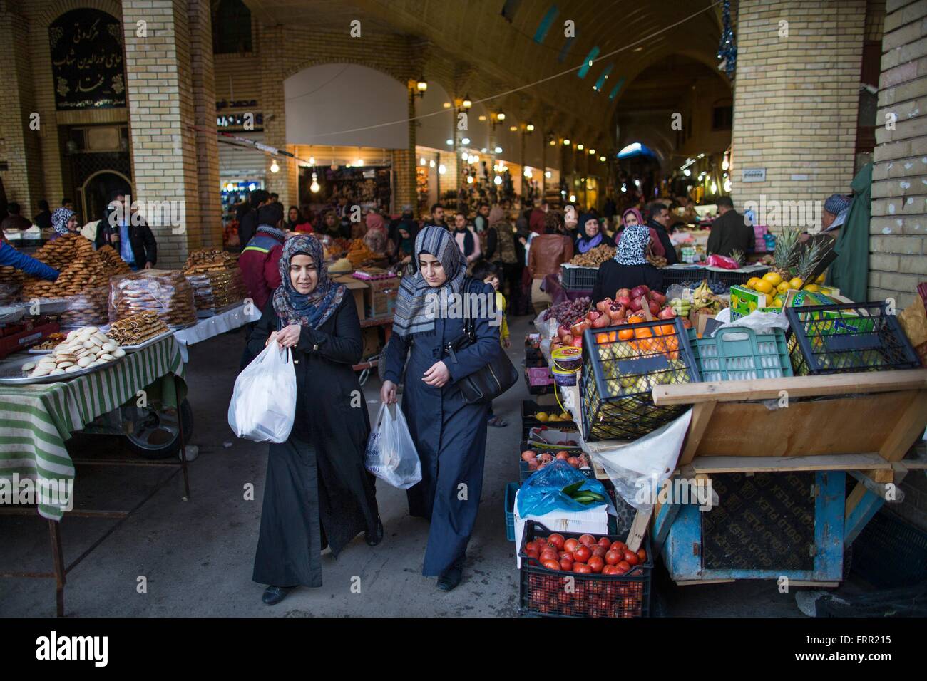 L'Iraq women shopping au marché dans le Nord de l'Iraq, Kalar Banque D'Images