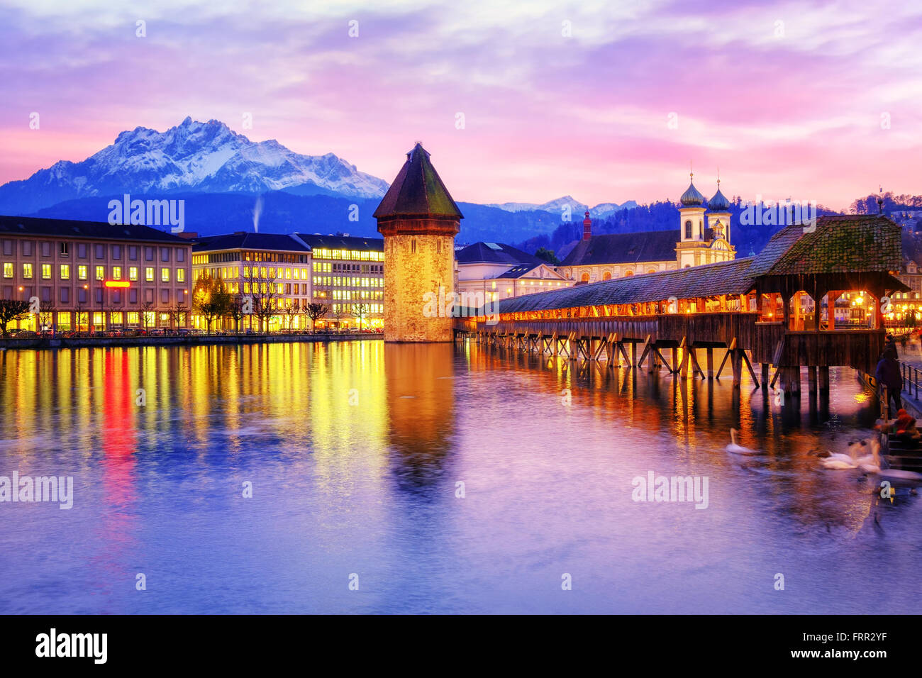 Pont de la chapelle, tour d'eau et le coucher du soleil sur le Mont Pilatus, Lucerne, Suisse. Banque D'Images