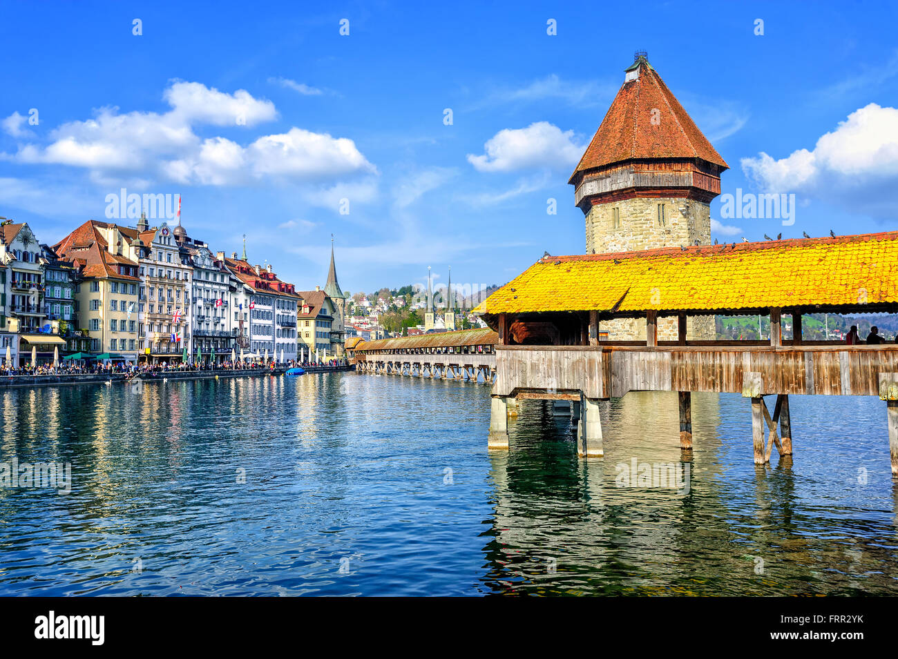 Lucerne, Suisse, paysage urbain avec du pont de la chapelle et château d'eau Banque D'Images