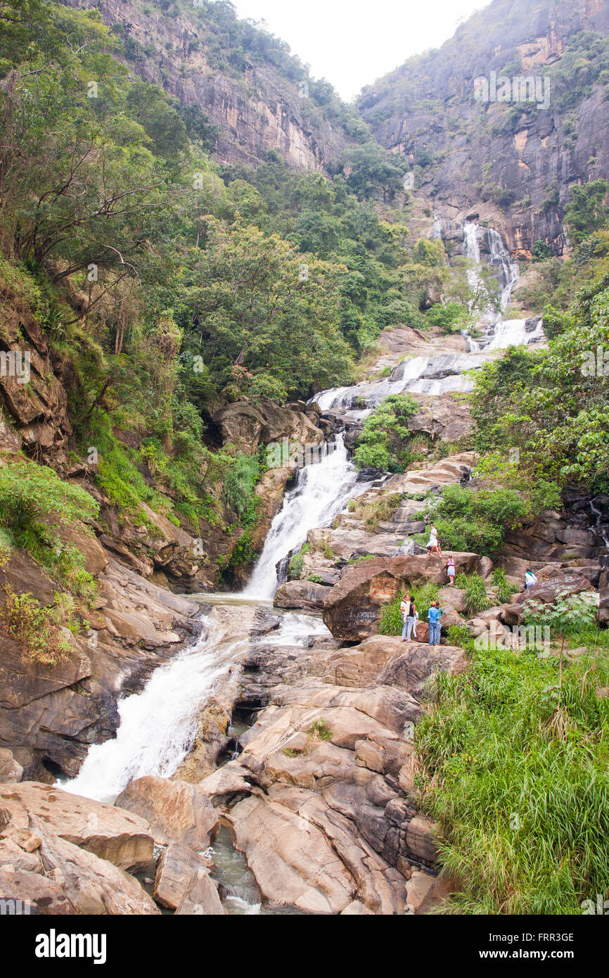 L'Bopath Ella Falls dans le district de Ratnapura Sri Lanka, en forme de feuille de la sacrée fig ou 'Bo' Tree Banque D'Images