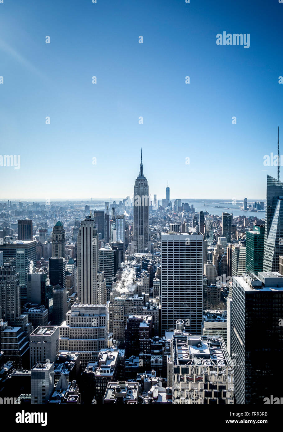 L'Empire State Building, New York City, USA, vu à partir de la plate-forme d'observation du Rockefeller Center (Haut de la roche). Banque D'Images