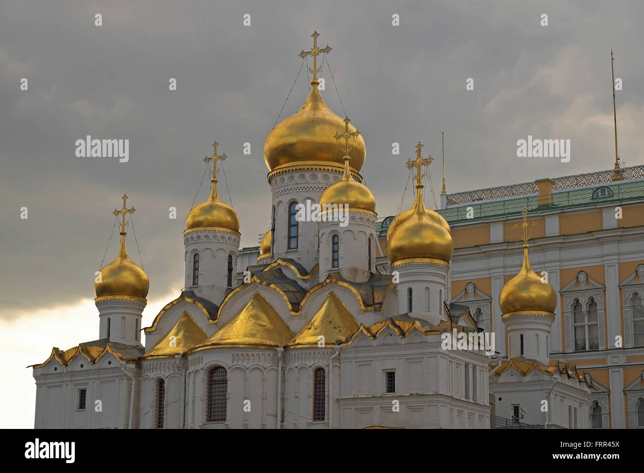 Coupoles dorées de la cathédrale de l'annonciation, Kremlin, Moscou, Russie. Banque D'Images