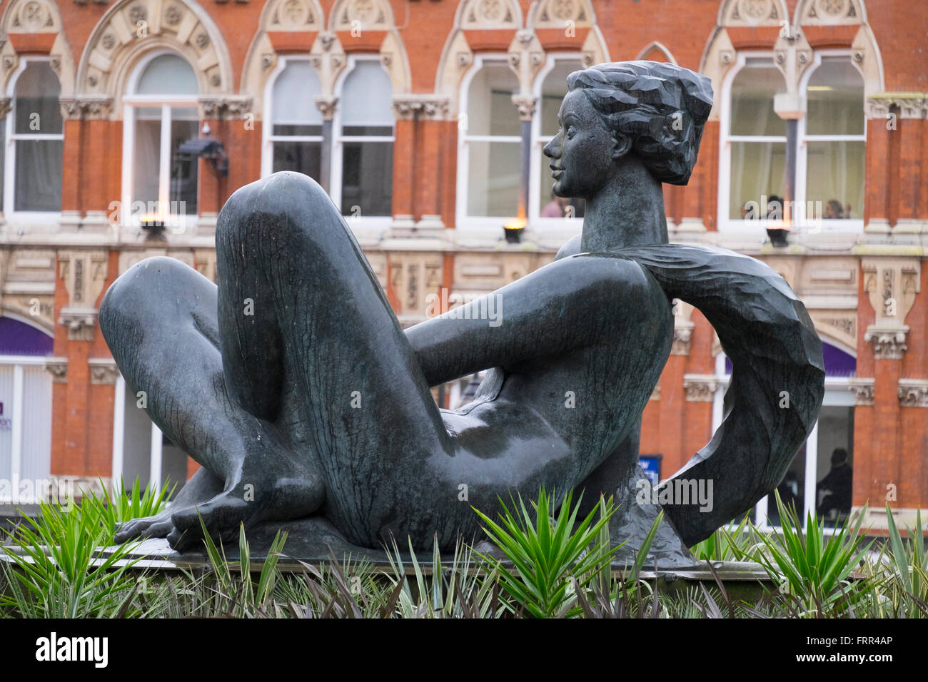 La rivière la sculpture à Victoria Square, Birmingham, connu sous le nom de Floozie dans le jacuzzi. Banque D'Images