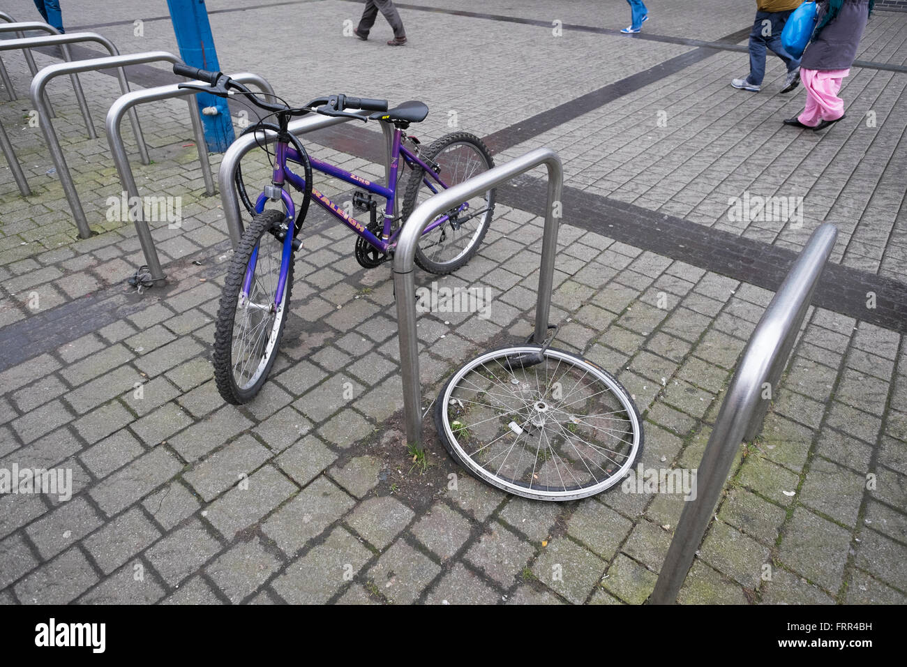 D'une roue de vélo laissés après le vélo a été volé à Birmingham Bull Ring, England, UK Banque D'Images