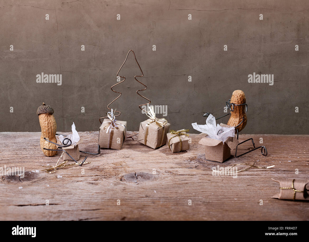 Des choses simples - Miniature avec les gens d'arachide sur le déballage de Noël leur présente Banque D'Images