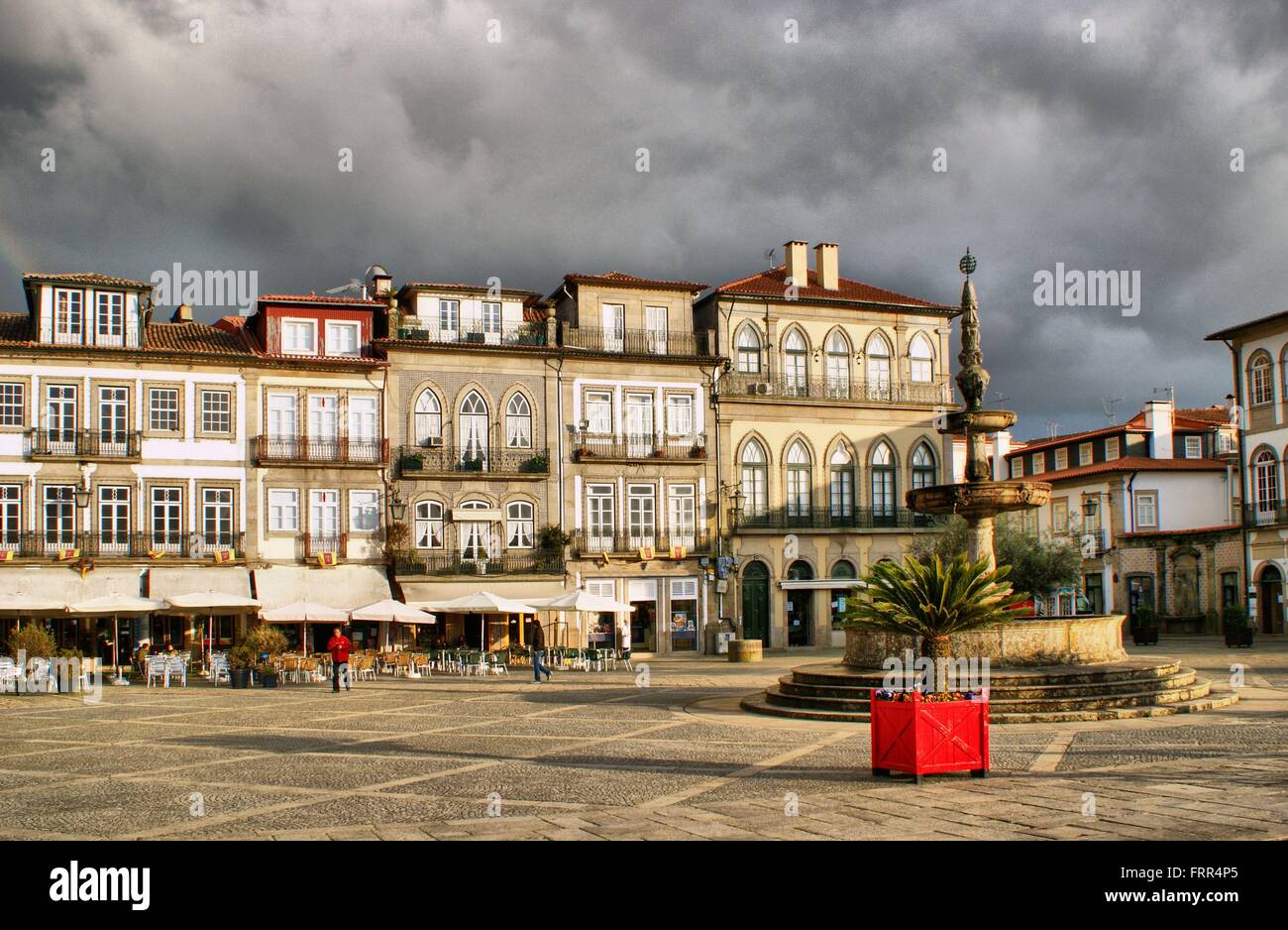 Place principale Largo de Camoes avec la fontaine à Ponte de Lima Banque D'Images