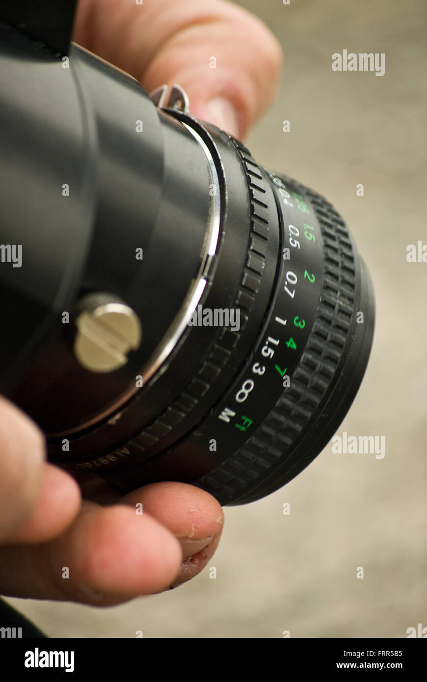 La mise au point manuelle sur l'objectif des hommes de main de l'appareil photo Banque D'Images