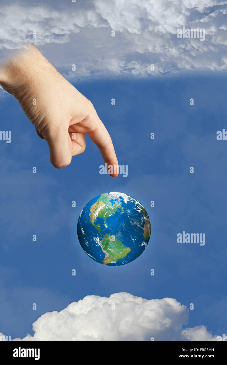 La main de Dieu toucher terre dans les cieux dans le ciel entre les nuages, symbole de foi et de religion. Les images utilisées par l'auteur. Banque D'Images