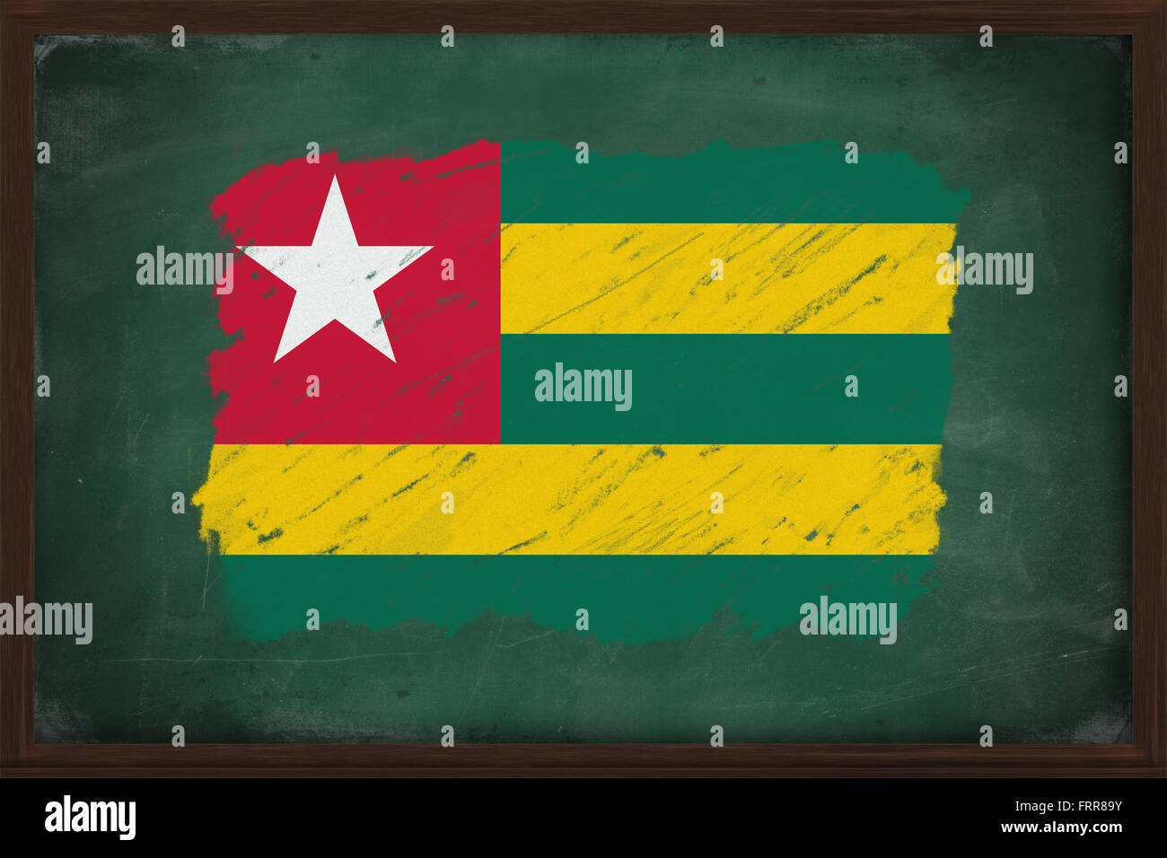 Drapeau Togo peint avec de la craie de couleur sur l'ancien tableau noir Banque D'Images