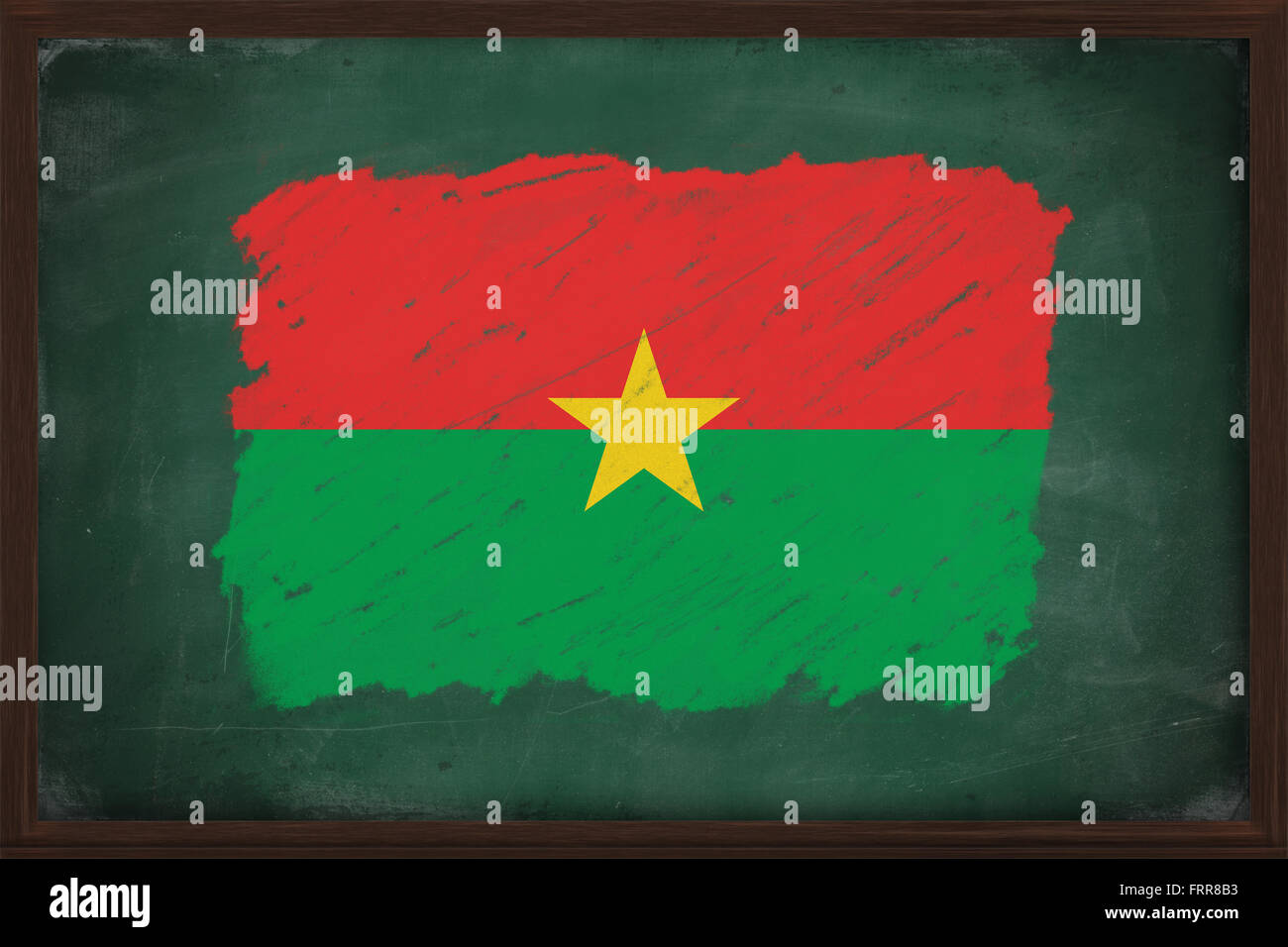 Burkina Faso drapeau peint avec de la craie de couleur sur l'ancien tableau noir Banque D'Images
