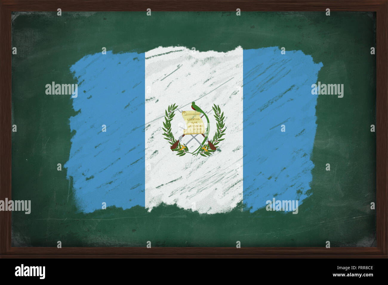 Drapeau Guatemala peint avec de la craie de couleur sur l'ancien tableau noir Banque D'Images